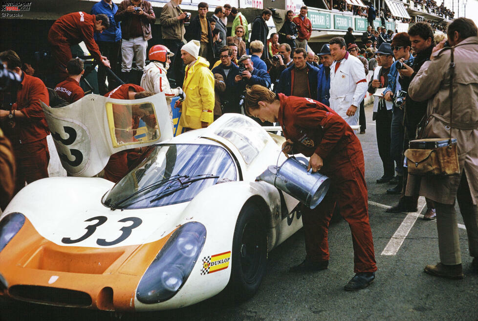 Le Mans 1968: Porsche Typ 908 LH Coupe, Rolf Stommelen (mit rotem Helm), rechts daneben Ferdinand Piech.