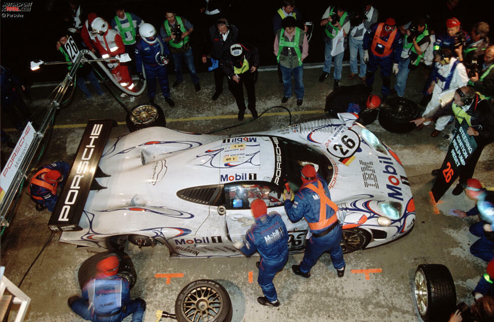 Le Mans 1998: Siegerfahrzeug Porsche 911 GT1 `98 (#26), Fahrer: Allan McNish, Stéphane Ortelli und Laurent Aiello, im Hintergrund Norbert Singer.