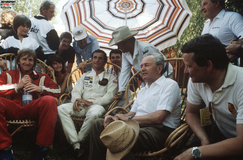 Le Mans 1981 (v.l.): Derek Bell, Jacky Ickx, Ferry Porsche und Wolfgang Porsche.