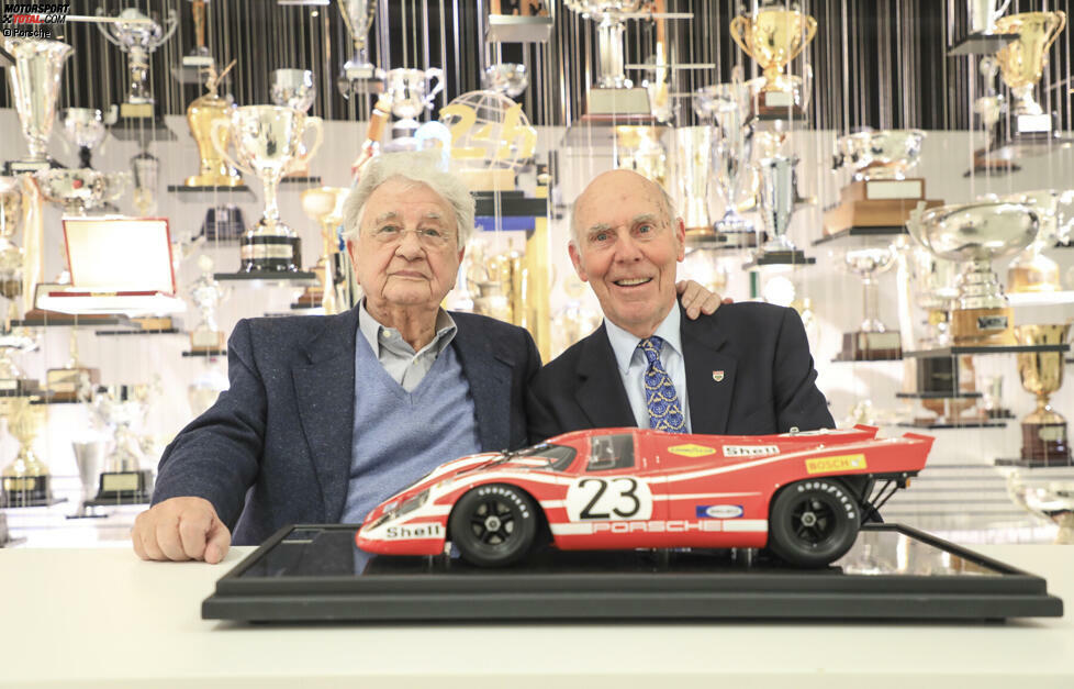 Die Sieger-Rennfahrer von 1970: Hans Herrmann (links) und Richard Attwood mit einem Modell ihres Siegerwagens im Jahr 2019.