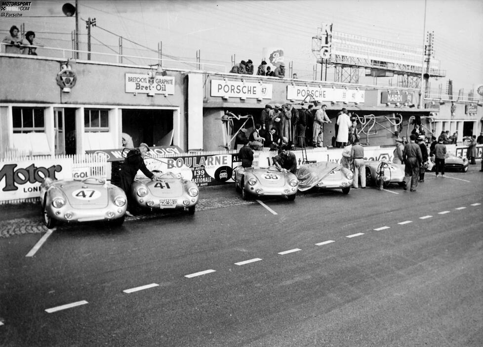 Boxengasse in Le Mans 1954: Mittlerweile kommt der vom 356 abgeleitete Porsche 955 Spyder zum Einsatz.