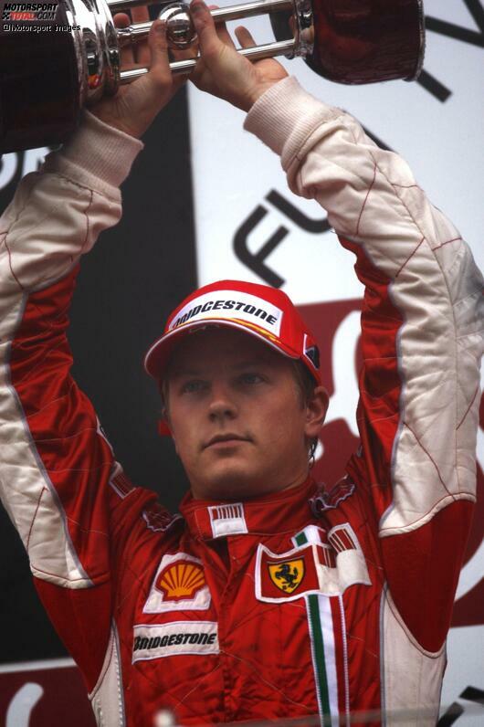 Als das Rennen in Runde 20 von 67 schließlich freigegeben wird, beginnt Räikkönen schon bald, Plätze gutzumachen. Viele andere machen Fehler, ein weiteres Safety-Car kommt und beim Re-Start ist der Finne schon Siebter. Am Ende schafft er es als Dritter sogar noch aufs Treppchen - und hält damit auch seine Titelchancen am Leben.