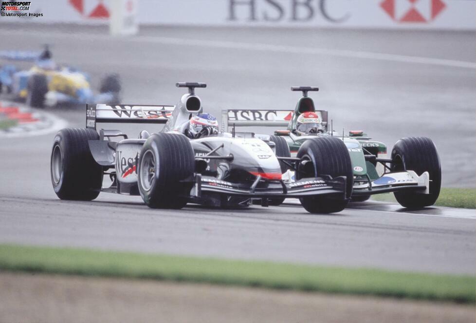 Als die Strecke wieder abtrocknet und Räikkönen auf Slicks wechselt, ist Schumacher schon zu weit weg. Nach seinem Stopp überholt er noch Heidfeld und Frentzen, um sich Platz zwei zu sichern. Auf den nächsten Michelin-Fahrer hat Räikkönen eine halbe Minute Vorsprung - und schafft es, den Titelkampf bis ins letzte Rennen zu bringen.