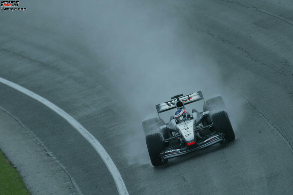 5. Grand Prix der USA 2003, Indianapolis (McLaren, P2): Räikkönen führt von der Poleposition im Trockenen, gejagt von Ralf Schumachers Williams, bevor leichter Regen einsetzt. Das hilft zunächst den Michelin-Fahrern wie Räikkönen, doch als es nasser wird, ist der Bridgestone-Gummi weit überlegen, was Schumachers Ferrari bevorteilt.