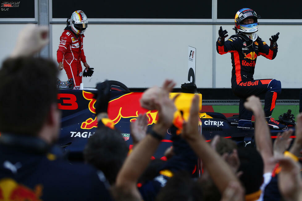 2017 wird die Aufgabe für Ricciardo bei Red Bull nicht einfacher, immer öfter stiehlt ihm Verstappen die Show. Aber nicht beim verrückten Chaos-Rennen in Baku, das der Australier gewinnen kann. Es bleibt sein einziger Triumph in jenem Jahr, er wird in der Weltmeisterschaft Gesamtfünfter.
