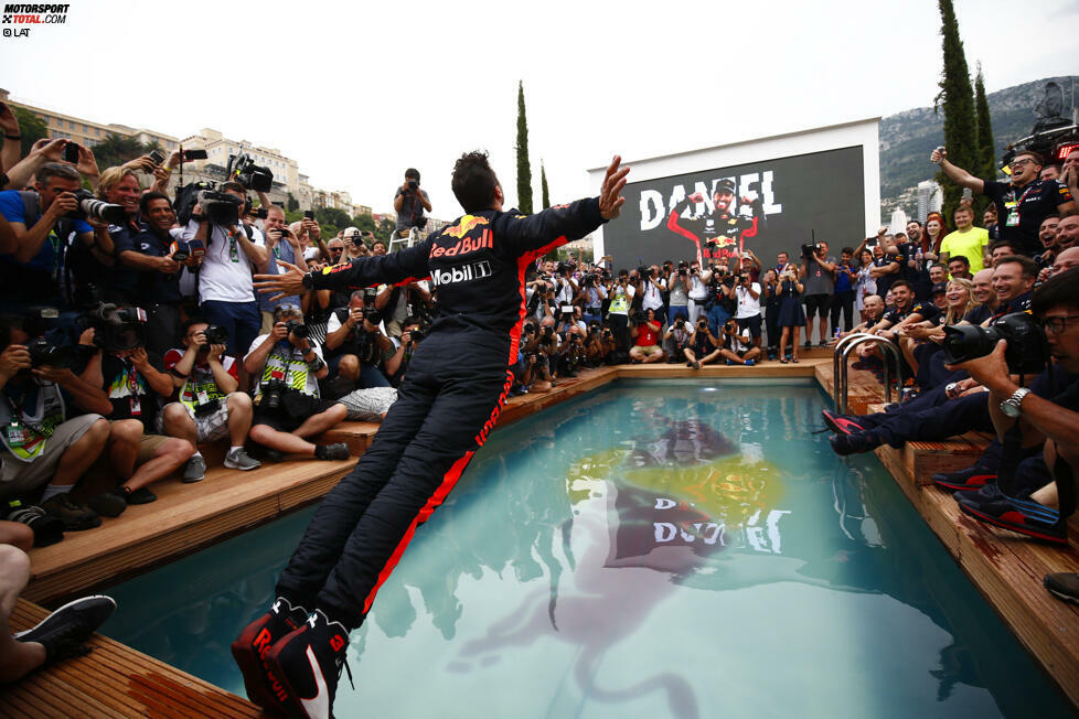 Den lang ersehnten Monaco-Sieg sichert sich Ricciardo schließlich in der Saison 2018 - sein letzter Triumph für Red Bull. Schon zuvor konnte er in China einen Sieg einfahren. Doch schon seit Saisonbeginn scheint sich der ehrgeizige Sportler nicht mehr ganz so wohl zu fühlen im Topteam ...