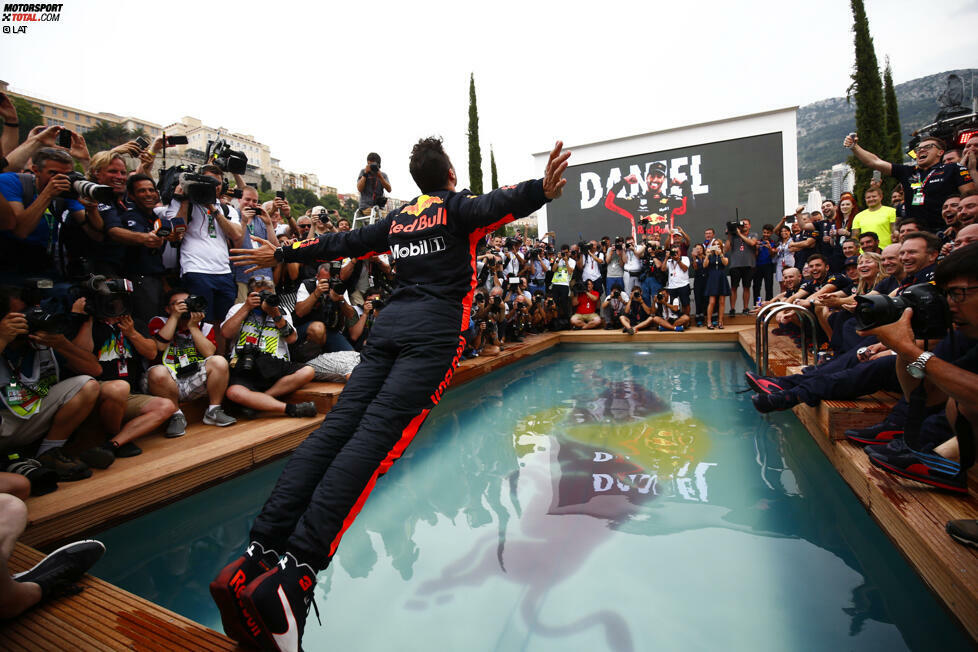 Den lang ersehnten Monaco-Sieg sichert sich Ricciardo schließlich in der Saison 2018 - sein bislang letzter Triumph. Schon zuvor konnte er in China einen Triumph einfahren. Doch schon seit Saisonbeginn scheint sich der ehrgeizige Sportler nicht mehr ganz so wohl zu fühlen im Topteam ...