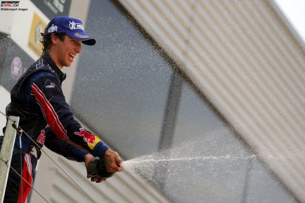 2008 folgt der nächste Karriereschritt: Ricciardos Fähigkeiten bleiben auch Red Bull nicht verborgen, er wird ins Juniorteam aufgenommen und fortan gefördert. In der Formel Renault WEC holt er mit acht Siegen und elf Podestplätzen den Titel. In der Formel Renault 2.0 wird er Vizemeister.