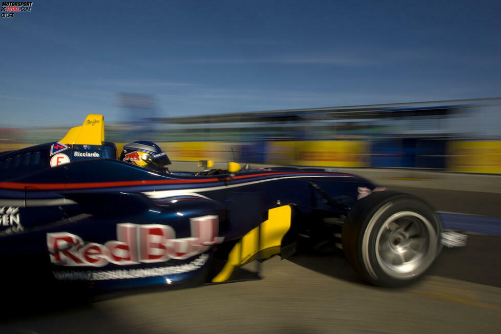 2009 folgt ein Jahr in der Britischen Formel 3, die Ricciardo mit sechs Siegen und zwölf Podestplätzen als Meister gewinnt. Auf dem Programm stehen außerdem erste Rennen in der Formel Renault 3.5. Der wirkliche Höhepunkt der Saison ist allerdings ein anderer, ...