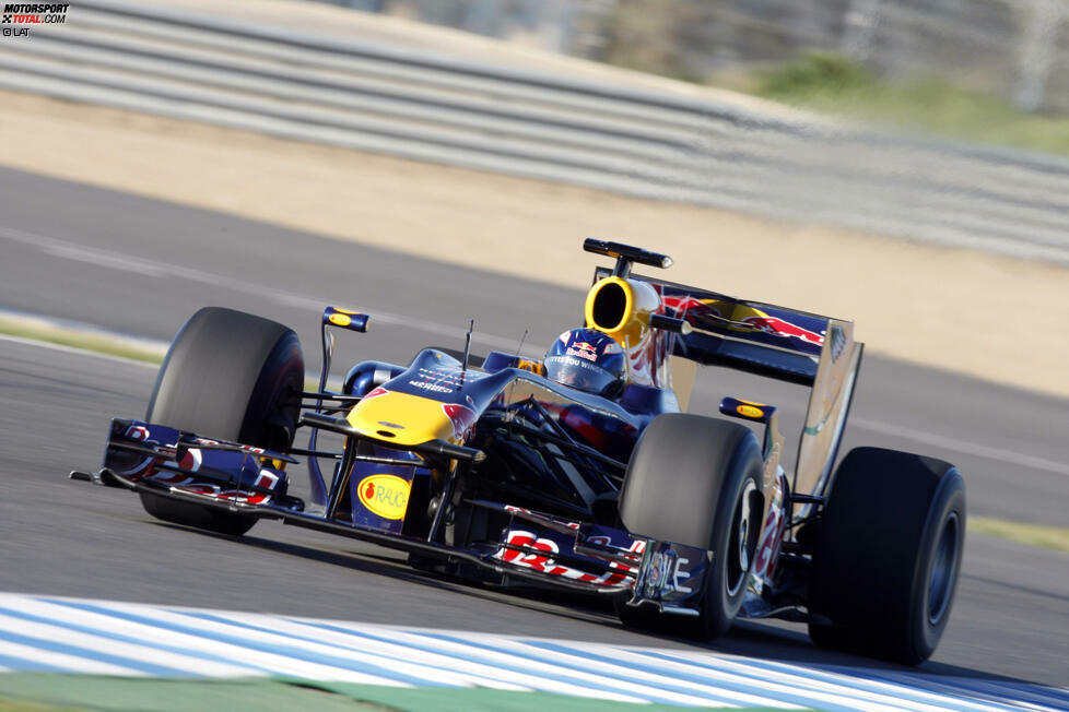 ... denn nach dem Saisonfinale in Abu Dhabi darf Ricciardo als offizieller Red-Bull-Testfahrer erstmals in einem Formel-1-Boliden Platz nehmen. Im RB5 absolviert er einige Runden - mit jenem Auto sind Sebastian Vettel und Mark Webber zu sechs Saisonsiegen gefahren.