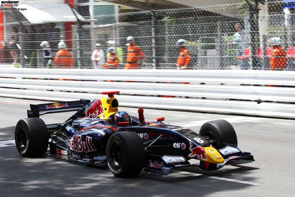 Auch 2010 bleibt Ricciardo Formel-1-Testfahrer und darf das Weltmeisterauto von Vettel in Abu Dhabi erneut testen. Zuvor gewinnt er in der Formel Renault 3.5 vier Rennen und holt acht Podestplätze - das reicht am Ende allerdings nur für den Vize-Meistertitel.