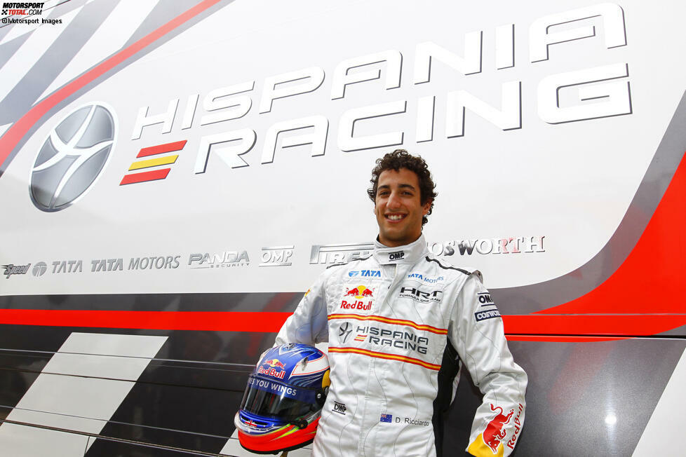 Am 30. Juni dann die Überraschung: Ricciardo wird zu Saisonmitte dank eines Deals zwischen Helmut Marko und Colin Kolles Stammfahrer bei HRT und erbt dort den Platz von Narain Karthikeyan. Wenige Tage später gibt er sein Formel-1-Debüt in Silverstone.