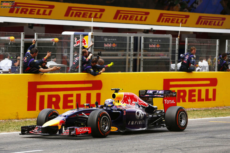 2014 startet Ricciardo mit zwei Nullnummern in sein erstes Jahr im Topteam an der Seite von Sebastian Vettel. Doch nach anfänglichen Schwierigkeiten geht ihm in Spanien der Knopf auf: Er feiert mit Platz drei sein erstes Formel-1-Podium.
