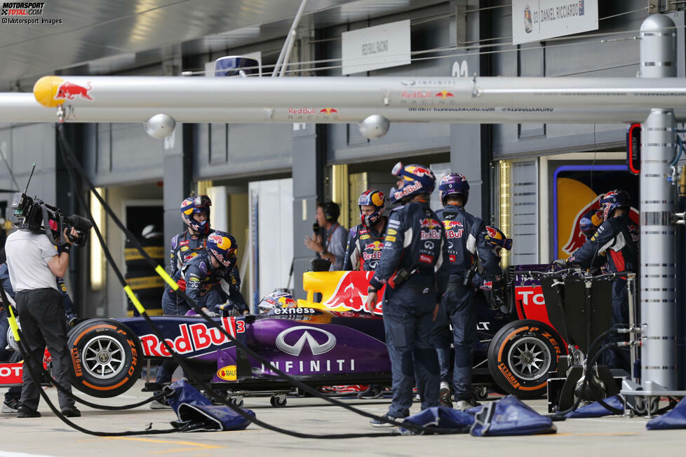 2015 erlebt Ricciardo mit Red Bull ein verkorkstes Jahr. Er kann nicht an seine Erfolge aus der Vorsaison anknüpfen und leidet immer wieder unter Technikdefekten (wie in Silverstone - Bild). Nur zweimal schafft er es aufs Podium, in der WM-Wertung wird er nur Achter - drei Punkte hinter Daniil Kwjat.