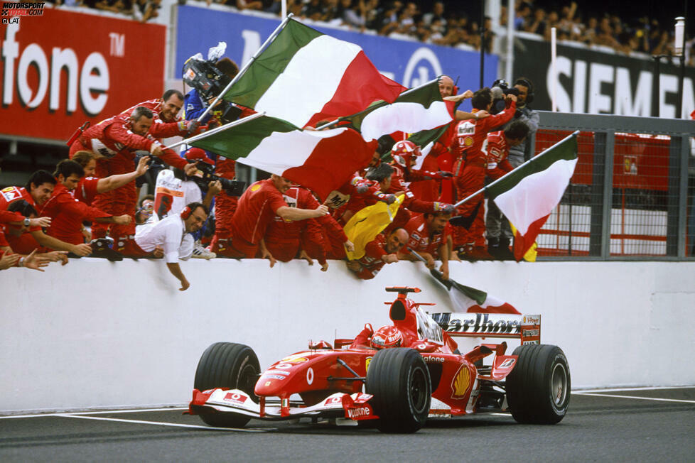 Es folgt zunächst Aufbauarbeit in Maranello, doch ab der Saison 2000 erntet Schumacher die Früchte seiner Arbeit. Bis 2004 gewinnt er fünf WM-Titel in Serie - bis heute einmalig! Dazu kommen zwischen 1999 und 2004 sechs Ferrari-Konstrukteurstitel in Folge und bis zu seinem Abschied am Ende der Saison 2006 unzählige Rekorde in Rot.
