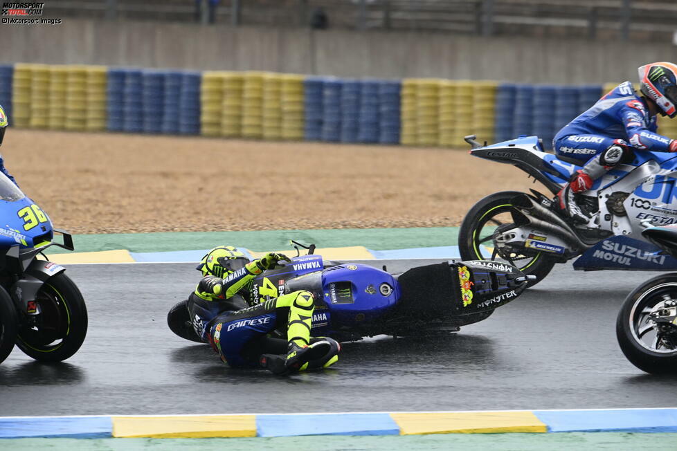 Von hinten steuern einige Piloten auf Rossi und die gestürzte Yamaha zu.