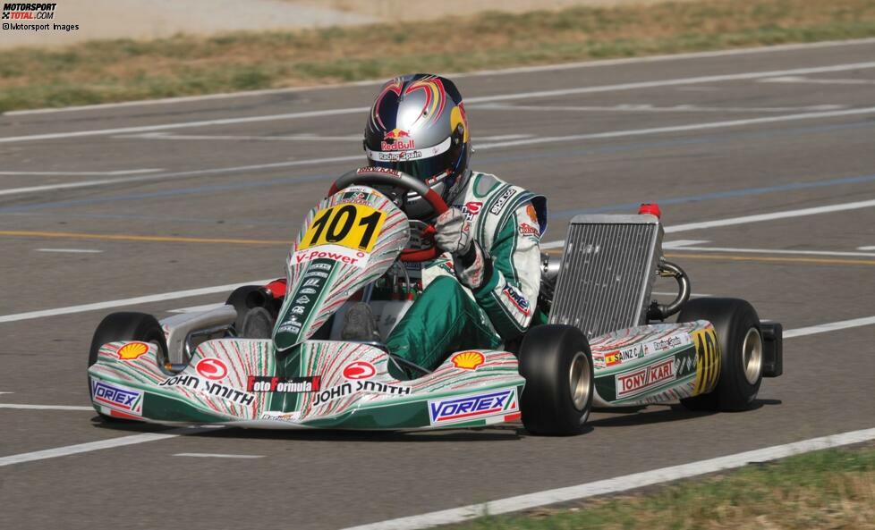 Im Alter von sieben Jahren beginnt der Sainz-Spross mit dem Motorsport. Bis 2009 ist er in verschiedenen Kart-Klassen aktiv. In dieser Laufbahn fährt er mehrere Vize-Meistertitel ein. Der Umstieg in den Formelsport erfolgt 2010.