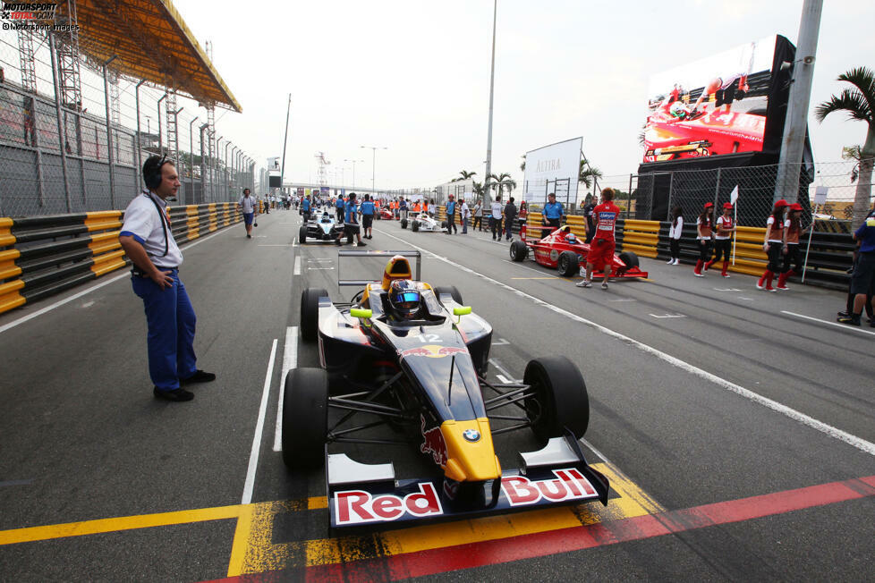 2010 absolviert Sainz die europäische Formel BMW, außerdem fährt er sechs Rennen in der pazifischen Formel BMW und als Gaststarter auch Rennen in der europäischen F3-Open und der Formel Renault 2.0 Eurocup. Am Ende des Jahres nimmt er noch an der Winterserie der britischen Formel Renault teil.