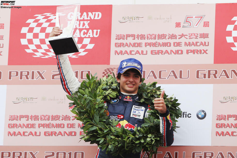 In der europäischen Formel BMW gewinnt Sainz ein Rennen (in der pazifischen Formel BMW sogar zwei). Damit wird er am Ende des Jahres Gesamtvierter und bester Neueinsteiger. Schon in diesem frühen Stadium seiner Karriere zeigt Red Bull Interesse: Er wird ins Nachwuchsprogramm aufgenommen.