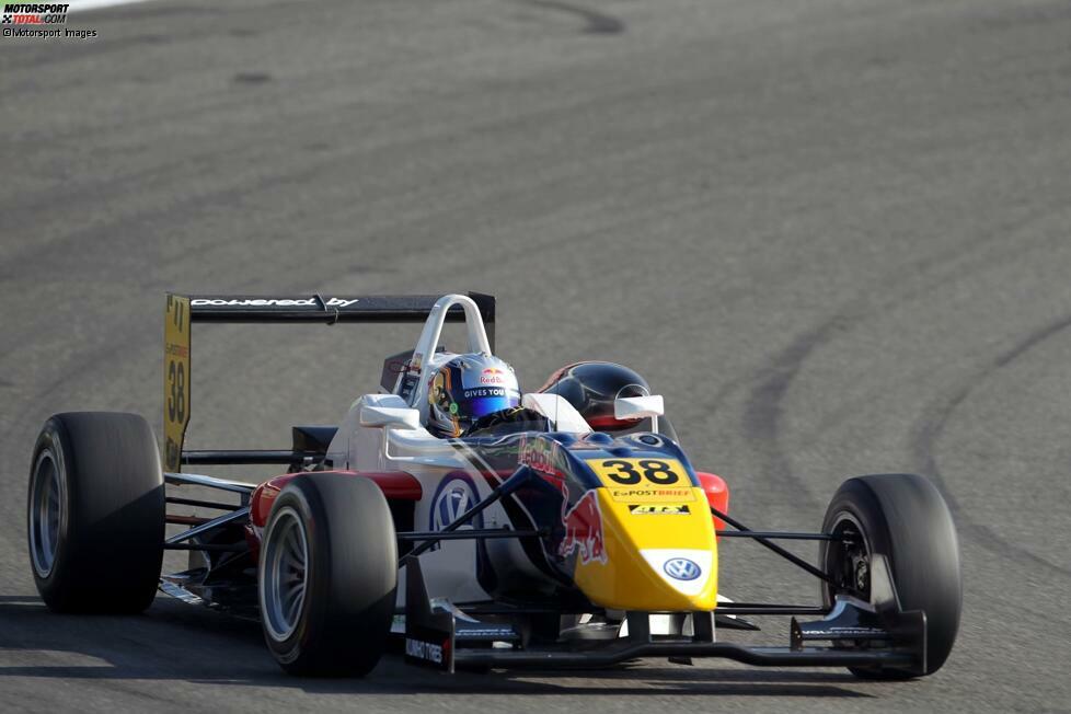 Im Folgejahr fährt Sainz in der nordeuropäischen Formel Renault und wird jüngster Meister der Geschichte. In 34 Rennen gelingen ihm 26 Podestplätze. Er entscheidet das Duell gegen Daniil Kwjat für sich. In der Formel Renault 2.0 wird er außerdem Vizemeister, und er startet als Gast in der Formel-3-Euroserie (Bild).