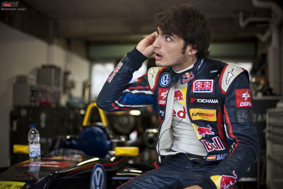 2012 tritt Sainz in der Formel-3-Europameisterschaft, in der britischen Formel 3 und der Formel-3-Euroserie an. Er belegt in den Gesamtwertungen die Ränge fünf, sechs und neun. Dennoch schafft er 2013 den Aufstieg in die GP3-Serie.