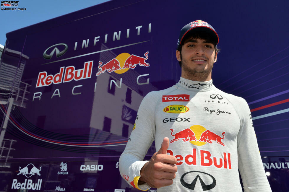 ... als Testfahrer von Red Bull erlebt Sainz im Juli 2013 aber auch ein Highlight: Beim Young-Driver-Test in Silverstone darf er im Toro Rosso STR8 und im Red Bull RB9 Platz nehmen und sein Formel-1-Debüt geben. Das scheint ihm Auftrieb zu geben.