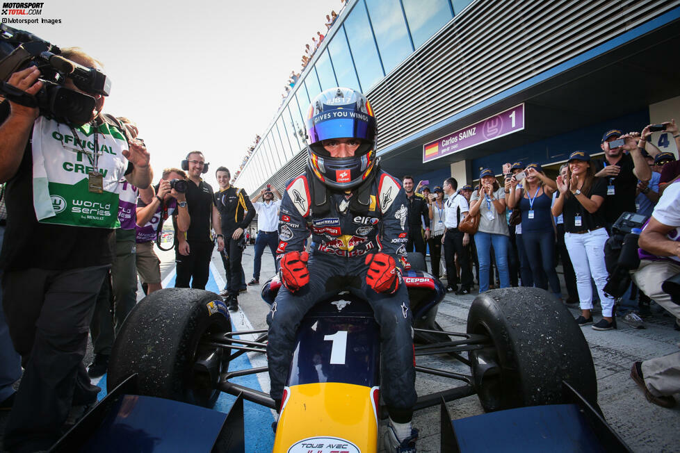 2014 läuft es in der Renault-World-Series wieder rund. Unter den Fittichen der Nachwuchsschmiede DAMS kann Sainz an frühere Erfolge anknüpfen, er gewinnt sieben Rennen und den Meistertitel. Ein wichtiger Meilenstein und sein Sprungbrett in die Königsklasse.