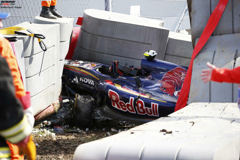 Schock! Auf dem Sotschi-Autodrom verunfallt Sainz 2015 im Freien Training schwer. Sein STR10 schiebt sich unter die Tecpro-Barriere in die Leitplanke. Der Spanier wird ins Krankenhaus geflogen, kommt aber mit dem Schrecken unverletzt davon. Ein erster Dämpfer in seiner noch jungen Formel-1-Karriere.