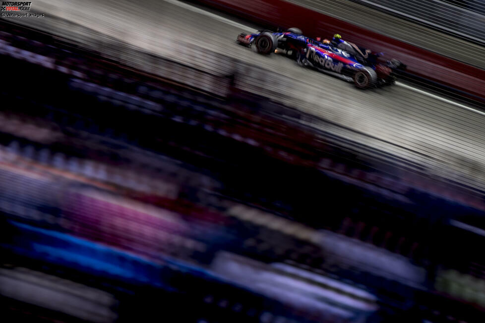 Nach einer soliden ersten Saisonhälfte gelingt Sainz beim Grand Prix von Singapur 2017 eine Glanzleistung. Unter Flutlicht fährt er in den Häuserschluchten im STR12 auf den vierten Platz. Das beeindruckt nicht nur Franz Tost und Co. sondern auch die Konkurrenz ...