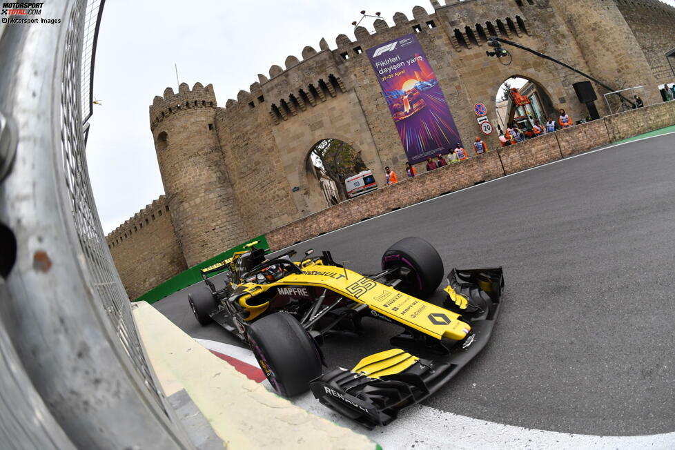 Sainz startet mit sieben Top-10-Ergebnissen in die ersten acht Rennen der Saison 2018. In einem chaotischen Baku-Rennen kann er den fünften Rang einfahren, sein bestes Ergebnis mit Renault. Im Duell gegen Teamkollege Nico Hülkenberg hat er aber nicht immer die Nase vorn ...