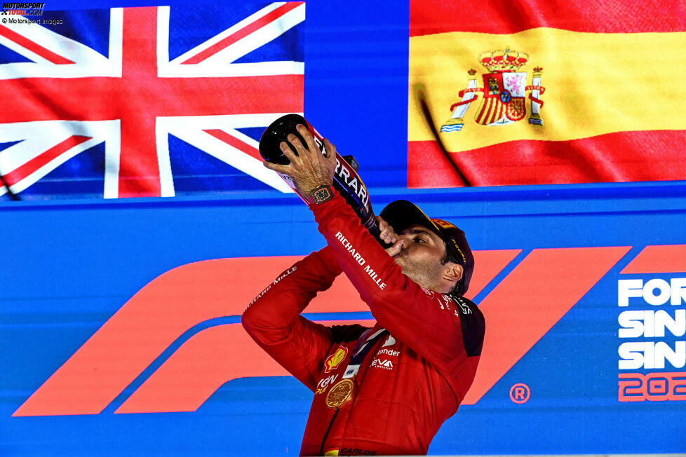 2023 ist Sainz der Fahrer, der eine perfekte Red-Bull-Saison verhindert. Die Bullen gewinnen auf dem Weg zum überlegenen WM-Titel 21 der 22 Rennen, lediglich in Singapur grätscht der Spanier dazwischen. Das hilft ihm allerdings am Ende des Jahres nicht, denn noch vor der Saison 2024 wird bekannt, ...