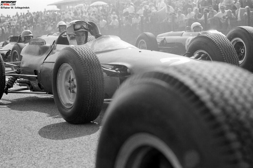 Rainer W. Schlegelmilch ist der Formel-1-Fotograf schlechthin. Und er nimmt uns mit auf eine Zeitreise durch die Grand-Prix-Historie in Zandvoort. Hier ist eine Auswahl seiner Meisterwerke!