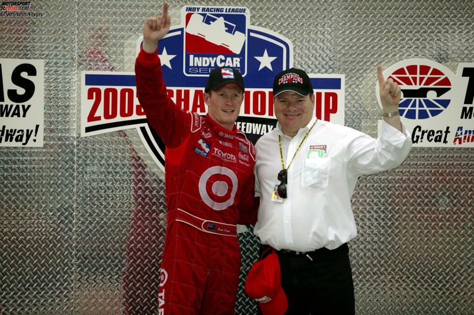 2003 allerdings bringt für Dixon nicht nur den ersten Sieg als Ganassi-Pilot, sondern auch den ersten Titel. Mit 18 Punkten Vorsprung auf Penske-Pilot Gil de Ferran (CART-Champion von 2000 und 2001) wird er der siebte unterschiedliche Champion in der bis dahin achtjährigen IRL-Geschichte (Foto mit Teambesitzer Chip Ganassi).