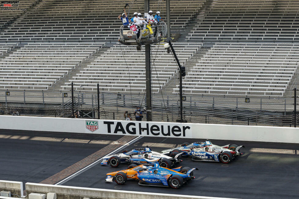 Beim Indy 500 aber wartet Dixon weiter auf einen zweiten Sieg. Mittlerweile war er dreimal Zweiter: 2007 und 2012 jeweils hinter Dario Franchitti und 2020 hinter Takuma Sato (Foto). Kurios: In keinem der drei Fälle ging es unter Grün ins Ziel. 2007 wurde aufgrund von Regen nach Gelb Rot gezeigt. 2012 und 2020 ging es unter Gelb ins Ziel.