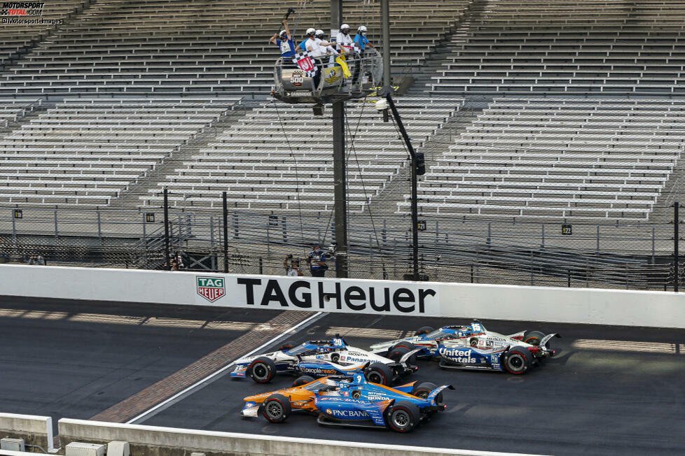 Beim Indy 500 aber wartet Dixon weiter auf einen zweiten Sieg. Mittlerweile war er dreimal Zweiter: 2007 und 2012 jeweils hinter Dario Franchitti und 2020 hinter Takuma Sato (Foto). Kurios: In keinem der drei Fälle ging es unter Grün ins Ziel. 2007 wurde aufgrund von Regen nach Gelb Rot gezeigt. 2012 und 2020 ging es unter Gelb ins Ziel.