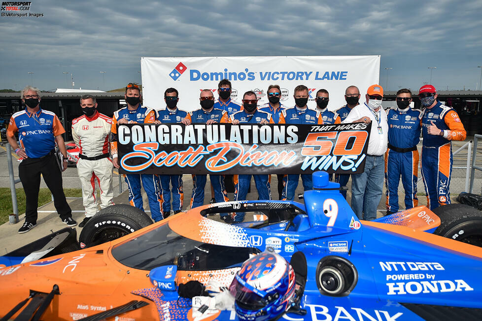 Nur sechs Tage nach dem Indy 500 ein weiterer Meilenstein in Dixons Karriere. Am 29. August 2020 erringt er in St. Louis seinen 50. IndyCar-Sieg. Mit diesem vierten Saisonsieg ist der langjährige Ganassi-Pilot (Foto: ganz rechts) auf dem besten Weg zum sechsten Titel, nachdem er die ersten drei Saisonrennen allesamt gewonnen gewonnen hat.