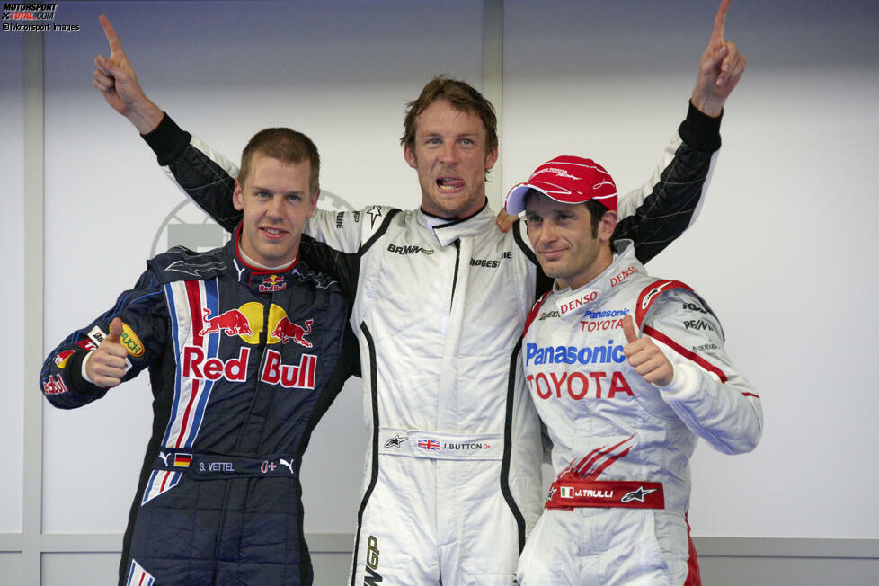 Dahinter sortieren sich Jarno Trulli (Toyota) und Sebastian Vettel ein. Pech für den damaligen Red-Bull-Neuling: Er darf seinen dritten Platz nicht behalten muss in der Startaufstellung zehn Plätze nach hinten, weil er in Melbourne eine Kollision mit Robert Kubica (BMW) verursacht hatte.