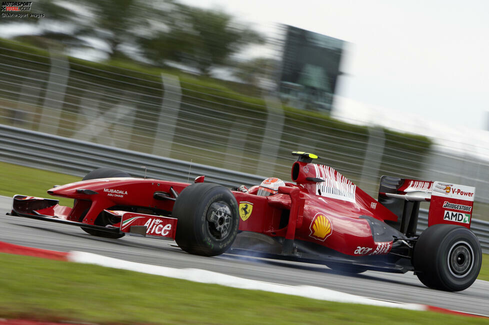 Weiter hinten im Feld leistet sich Ferrari den nächsten Fauxpas, als man bei Kimi Räikkönen zu früh auf Regenreifen wechselt. Der Finne fällt weit zurück. Nach dem Sepang-Rennen wird Ferrari mit null Punkten WM-Letzter sein.