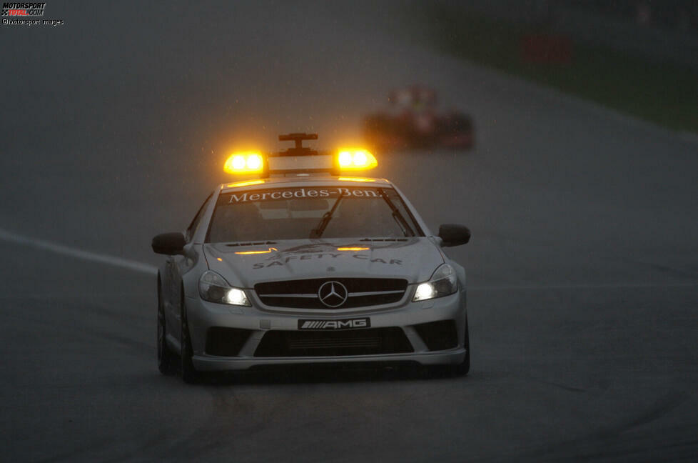 Kurz darauf schickt Rennleiter Charlie Whiting zunächst das Safety-Car raus, nur wenig später wird das Rennen mit der roten Flagge komplett unterbrochen. Die Bedingungen sind zu diesem Zeitpunkt nicht mehr fahrbar.