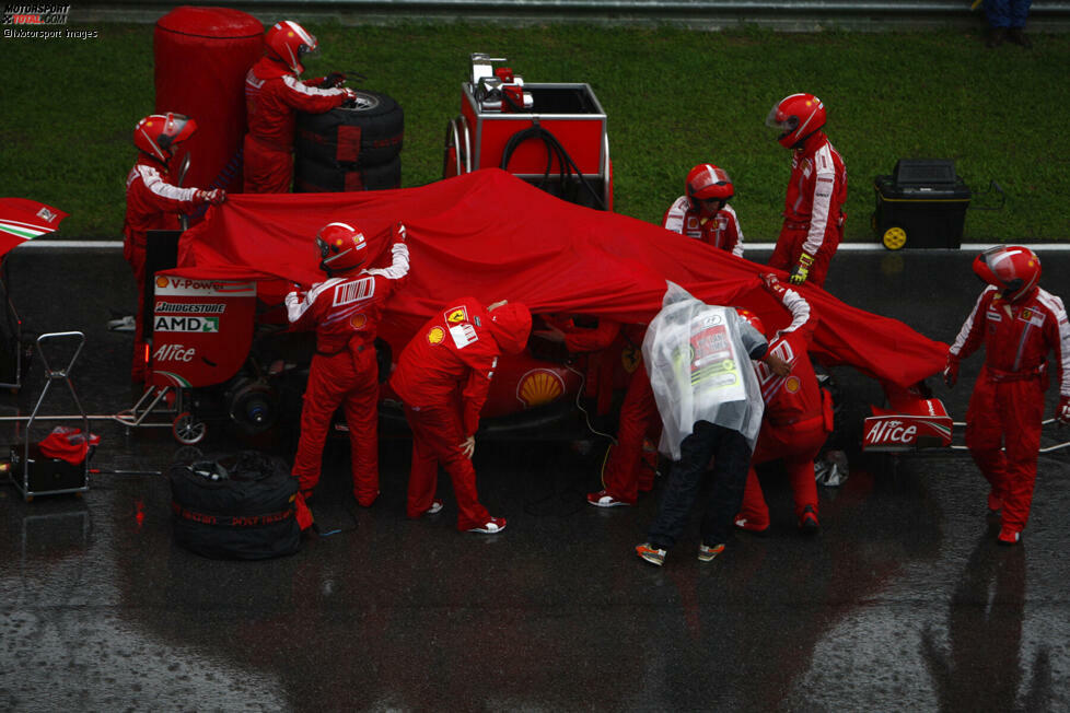 Ferrari wird derweil zum dritten Mal an diesem Wochenende zur Lachnummer. Während die Mechaniker auf Hochtouren daran arbeiten, Räikkönens Auto für den Neustart herzurichten, sitzt der Finne bereits umgezogen in der Box und isst ein Eis. Ihm hat wohl niemand gesagt, dass noch einmal gefahren werden könnte ...