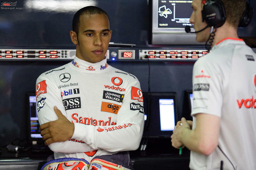Einen katastrophalen Saisonstart erlebt neben Ferrari auch Weltmeister Lewis Hamilton im McLaren. Nachdem er in Australien disqualifiziert wurde, reicht es in Sepang als Siebter auch nur zu einem Zähler. Zudem hat der Ruf des Briten im Zuge der 
