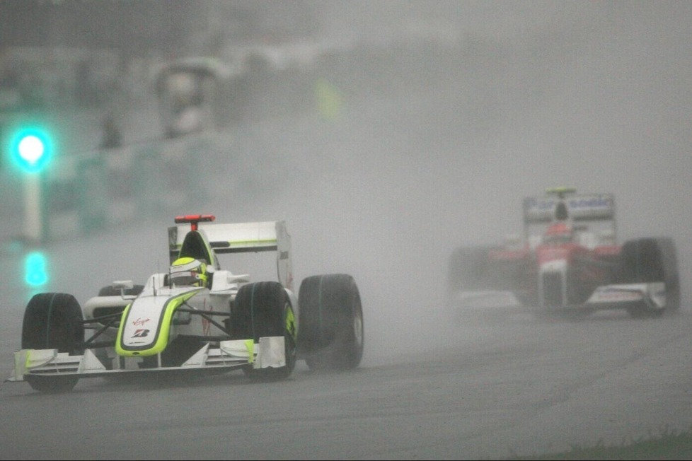Der Große Preis von Malaysia 2009 geht in die Formel-1-Geschichte ein - Jenson Button siegt im Regenchaos und zum bis heute letzten Mal gibt es halbe Punkte