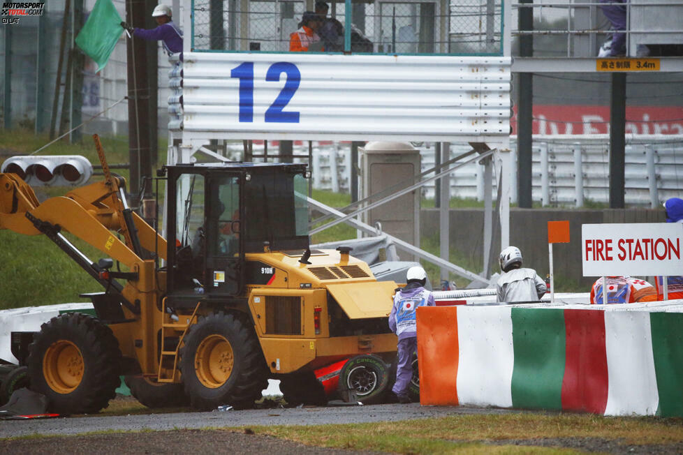 Suzuka 2014 - Der 5. Oktober 2014 geht als schwarzer Tag in die Formel-1-Geschichte ein. Bei einem heftigen Unfall im Regen erleidet Marussia-Pilot Jules Bianchi schwerste Verletzungen, denen er später erliegt. Der Grand Prix wird abgebrochen und nicht neugestartet.
