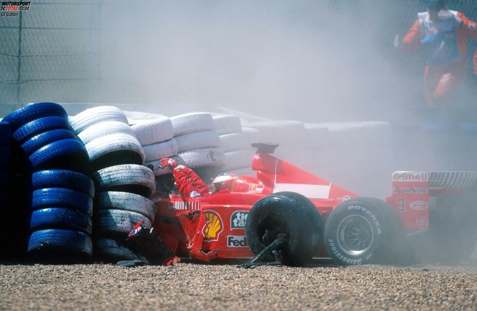 Silverstone 1999 - Dieses Bild haben vor allem die deutschen Formel-1-Fans bis heute im Kopf. Zu Beginn des Großen Preises von Großbritannien fliegt Michael Schumacher nach einem Bremsdefekt ab und landet im Reifenstapel. Glück im Unglück: 
