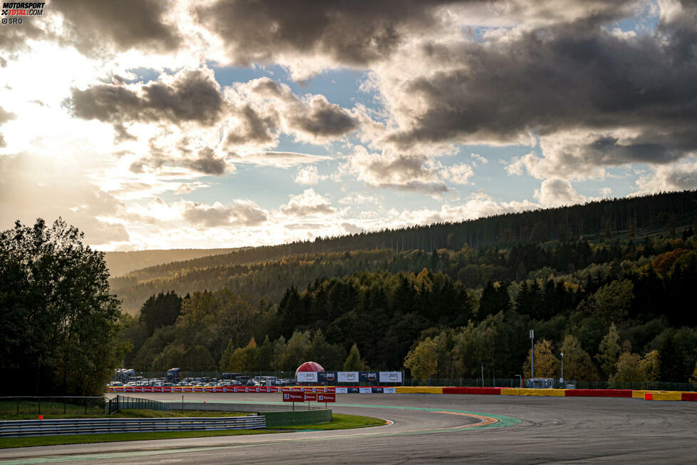 1 - Zum ersten Mal finden die 24 Stunden von Spa in den Herbstmonaten statt. Der bisher späteste Termin des Rennens lag im Jahr 2000 mit dem 5. und 6. August. Es war das letzte Jahr als Tourenwagenrennen, bevor die SRO das Event zu ihrem GT-Flaggschiff machte.