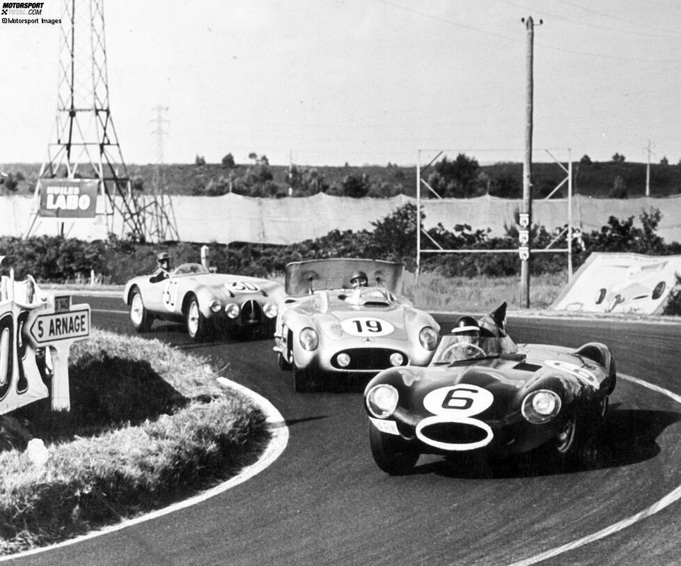 Der ging vor dem Hintergrund der Tragödie mit mehr als 80 Todesopfern aber nahezu unter. Doch auch in den folgenden Jahren war der D-type in Le Mans das Maß der Dinge. 1957 dominierte das Auto das Rennen, im Ziel lagen Jaguar auf den Plätzen 1, 2, 3, 4 und 6.