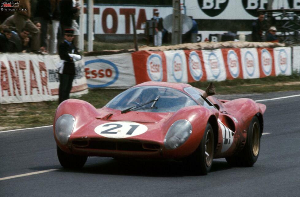 Platz 1: Ferrari 330 P4 (1967) - Der 330 P4 war innen und außen wunderschön. Sein Vier-Liter-V12 war ein Meisterwerk von Franco Rocchi mit einem Zylinderkopf mit drei Ventilen, die geschwungene Karosserie war noch einmal schöner als die des P3. Mit einem Dreifachsieg bei den 24 Stunden von Daytona unterstrich das Auto sein Potenzial.