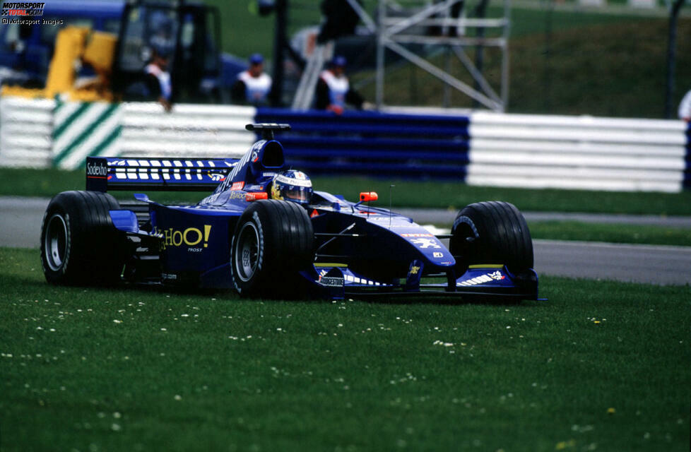 Nur zehnmal in der gesamten Saison kommt einer der blauen Boliden ins Ziel - stolze 24 Ausfälle stehen dem gegenüber. Da ist es kein Wunder, dass der Rennstall von Ex-Weltmeister Alain Prost mit null Punkten Letzter wird. Der Karriere von Nick Heidfeld hat das Jahr aber trotzdem nicht geschadet: Er kommt 2001 bei Sauber unter.