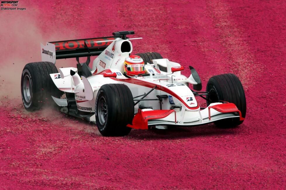 Im ersten Qualifying in Bahrain fehlen Takuma Sato fünf Sekunden, Teamkollege Yuji Ide sogar fast acht - dennoch dürfen beide am Rennen teilnehmen. Erst für den Deutschland-Grand-Prix kommt ein komplett neues Fahrzeug und das Uralt-Auto kann eingemottet werden.