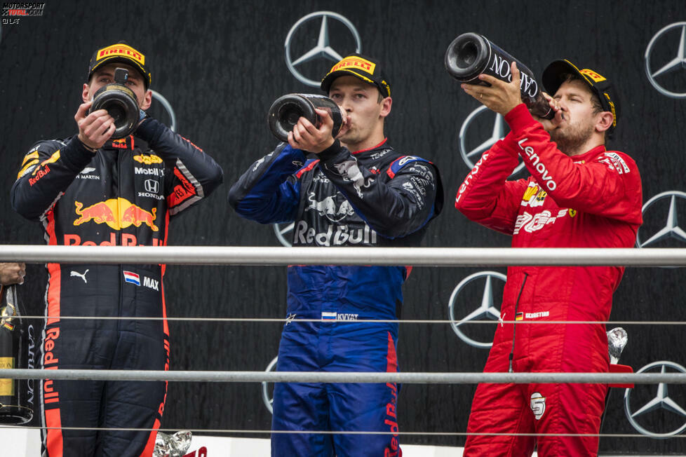 ... standen am Ende auch auf dem Podium: Max Verstappen jubelte über Sieg #2 nach Spielberg, Daniil Kwjat über sein insgesamt drittes Formel-1-Podest und Sebastian Vettel über eine sensationelle Aufholjagd vor Heimpublikum. Eine späte Genugtuung nach dem Ausfall 2018.
